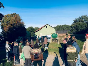 Arbeitskreis treffen auf einem Hof. 